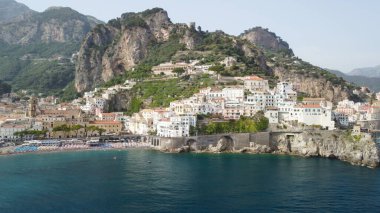 Campania, İtalya 'daki hareketli bir İHA' dan Amalfi kıyı şeridine panoramik hava görüntüsü