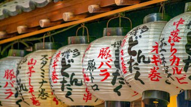 Osaka, Japonya - 26 Mayıs 2016: Dotonbori 'de dükkan işaretleri.