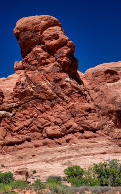 Utah Arches Ulusal Parkı 'nın canlı yaz manzarası. Kızıl kayalıklar ve manzaralı çöl arazisi..