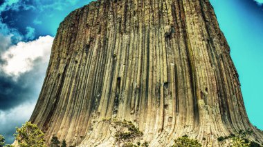 Wyoming, ABD 'deki Devil' s Tower Ulusal Anıtı. Güzel bir yaz öğleden sonrası manzarası..