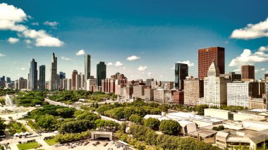 Harika bir yaz gününde Millennium Park 'tan Chicago' nun hava manzarası.