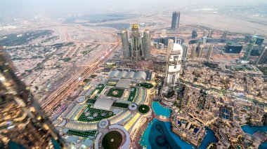 Yüksek noktadan Dubai Downtown gece havadan görünümü.