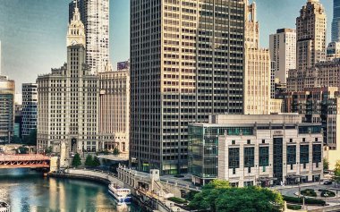 Chicago 'nun gökdelenleri Chicago Nehri' ni kaplayan panoramik insansız hava aracı görüntüleri.