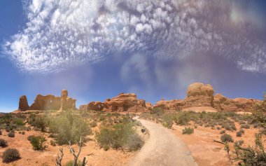 Arches Ulusal Parkı 'ndaki engin çöl manzarası. Utah. Parlak yaz gökyüzü ve güneşin altında..