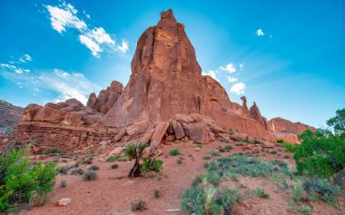 Utah Arches Ulusal Parkı 'ndaki ünlü kumtaşı kemerleri ve çöl manzarası..