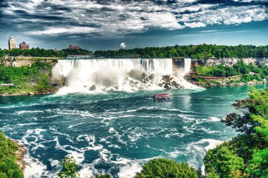 Niagara Şelalesi bulutlu bir yaz gününde, Kanada.