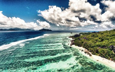 Anse Kaynağı D 'Argent, La Digue. Seyşeller 'in güzel hava manzarası.