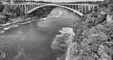 Niagara Şelaleleri 'nin nefes kesici manzarası. Etrafı yemyeşil doğa ve nehirlerle çevrili..