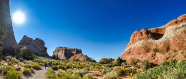 Utah Arches Ulusal Parkı 'nın panoramik manzarasında yazın kırmızı kayalar ve çöl arazileri sergilenir..