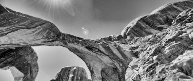 Utah Arches Ulusal Parkı 'nın tek renkli manzarası ikonik kaya yapılarını ve çöl manzarasını vurguluyor..