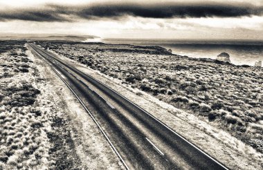 Great Ocean Road fırtınalı bir günde. Oniki Havariler ve kıyı şeridi.
