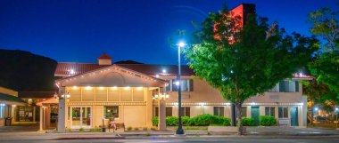 Moab, UT - 23 Haziran 2018: Restoranları, arabaları ve dağ siluetleriyle Moab Utah 'ın gece manzarası.