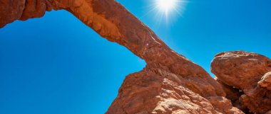 Arches Ulusal Parkı 'nda kızıl kaya çöl manzaralı Fil Yayı manzarası.