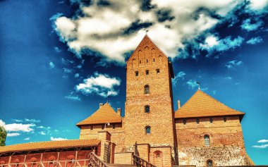 Galve Gölü 'ndeki Trakai Ortaçağ Gotik Adası Kalesi - Litvanya.