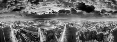 Lucca gece silueti, tarihi şehrin panoramik görüntüsüyle yukarıdan çekildi.