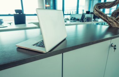 Ofiste modern dizüstü bilgisayar