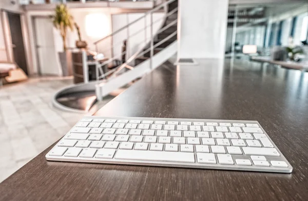 Teclado inalámbrico en el escritorio —  Fotos de Stock