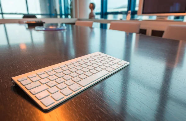 Drahtlose Tastatur auf dem Schreibtisch — Stockfoto