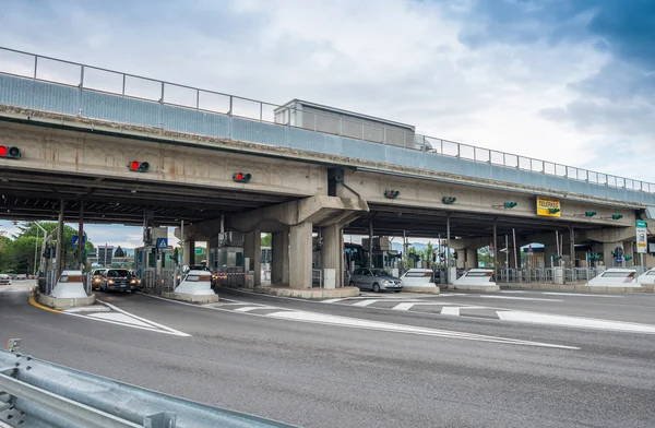 Pisa, Italien - 2 oktober 2015: Interstate turnpike med bilar. Au — Stockfoto