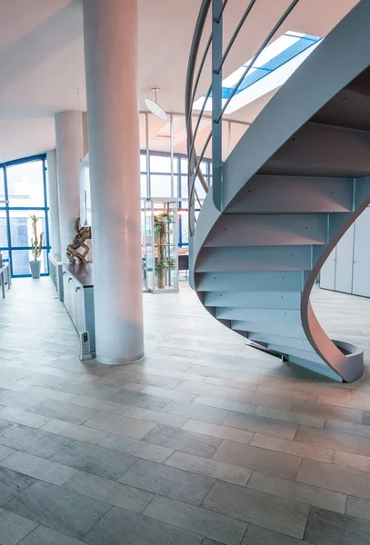 Kruhové schodiště v moderní kanceláři — Stock fotografie