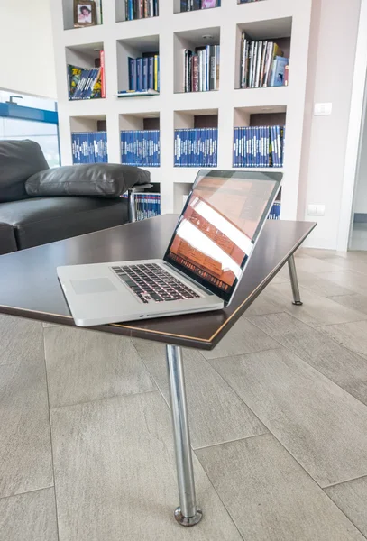 Laptop auf einem Schreibtisch im Büro — Stockfoto
