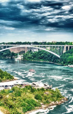 Niagara Şelalesi 'nin manzaralı yaz manzarası yukarıdan yansıyan akıntı ve sislerle dolu..
