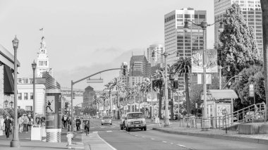 San Francisco, CA - 6 Ağustos 2017: Güneşli bir günde şehrin sokakları ve binaları.