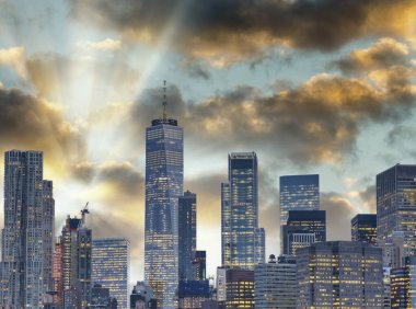 Gün batımında New York 'ta. Manhattan şehir merkezinin sudan panoramik manzarası.