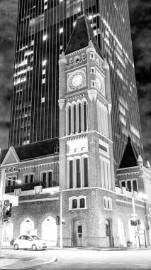 Perth, Avustralya - 1 Eylül 2023: Perth şehir merkezi kilisesi ve geceleri binalar.