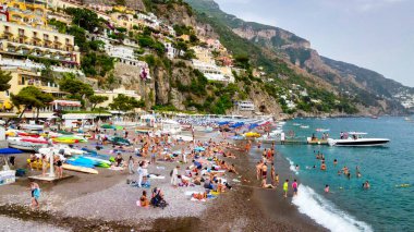 POSITANO, İtalya - 28 Haziran 2021 Positano kıyı şeridinin panoramik hava görüntüsü