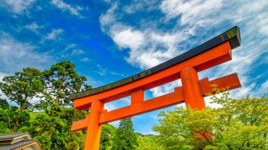 Hakone-machi 'deki Hakone Tapınağı' nın Ashi Gölü 'ne açılan kırmızı torii kapısı..