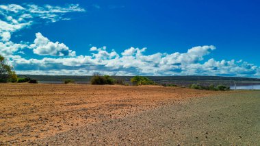 Hutt Gölü 'nün canlı pembe renkleri Batı Avustralya' nın doğal harikalarından biri olan yukarıdan çekildi..