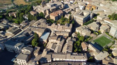 Orvieto, orta İtalya 'nın ortaçağ kasabası. İnsansız hava aracından inanılmaz hava görüntüsü