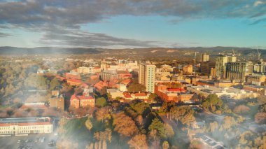 Hava kararınca Adelaide hava görüntüsü, Güney Avustralya, İHA 'dan..