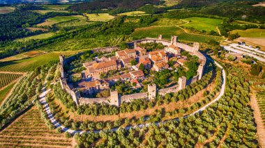 Monteriggioni havadan görünümü yaz sezonu, Tuscany.