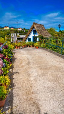 Madeira Adası, geleneksel ev köyü manzarası, Portekiz. Santana şehri güneşli bir günde.