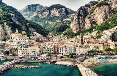 AMALFI, ITALY - 28 Haziran 2021: Amalfi kıyı şeridinin panoramik hava görüntüsü