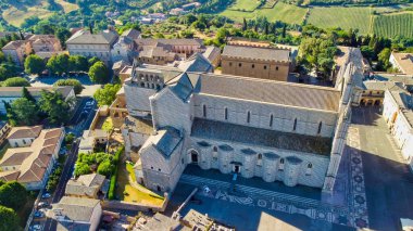 Uçan bir İHA 'dan Orvieto Ortaçağ kasabasının panoramik hava görüntüsü.