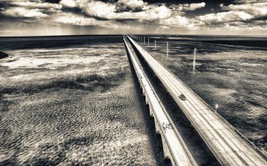 Küçük ördek anahtarı, Florida anahtarı. Adaları birbirine bağlayan köprünün havadan görüntüsü.