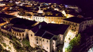 Tropea kasabasının ve kıyı şeridinin gece görüşü yaz boyunca insansız hava aracıyla aydınlatıldı..
