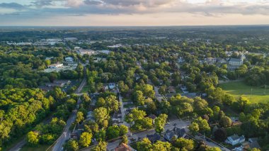 Günbatımında, Wisconsin, Cedarburg şehrinin hava manzarası.