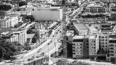 Los Angeles, CA - 27 Temmuz 2017: Güneşli bir günde Los Angeles şehir merkezinin hava manzarası.