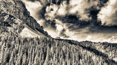 Val Sesis Dağları 'nın havadan panoramik görüntüsü, İtalya.