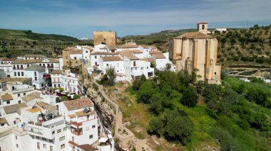 Setenil de las Bodegas, Endülüs 'ün hava manzarası. Güney İspanya.