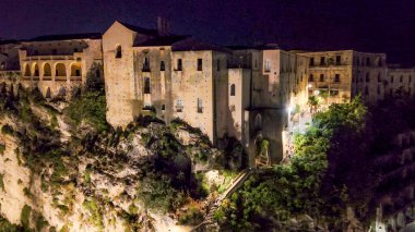 Tropea 'nın tarihi şehir ve sahilinin yaz gökyüzü altındaki gece panoramik hava manzarası.
