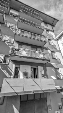 Doğayla çevrili geleneksel bir Toskana binasının manzaralı dış görünüşü.