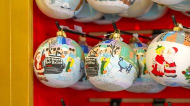 Geleneksel Noel baloları canlı renkler ve parlak ışıklarla sergilenir.