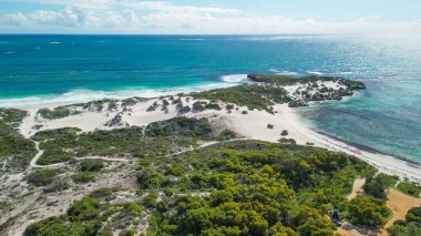 Jurien Körfezi 'ndeki Sandy Cape Reserve' in çarpıcı insansız hava aracı perspektifi dokunulmamış sahil güzelliğini gözler önüne seriyor..
