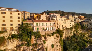 Tropea şehrinin manzaralı manzarası ve kayalıkları ve berrak suları olan kıyı şeridi.