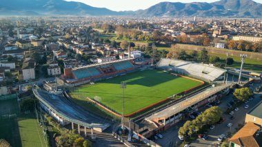 Lucca, Toskana 'daki Porta Elisa Futbol Stadyumu' nun hava manzarası - İtalya.